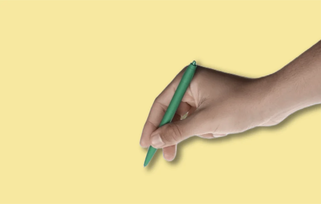 Main qui écrit avec un stylo vert