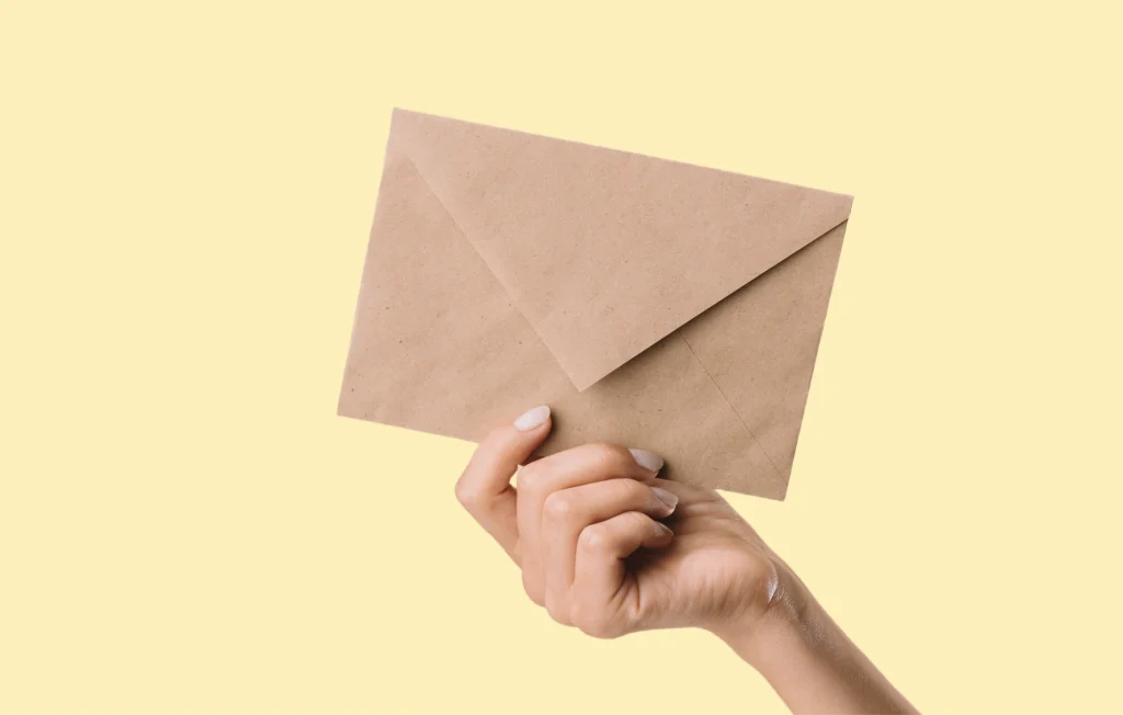 Main qui tient une enveloppe